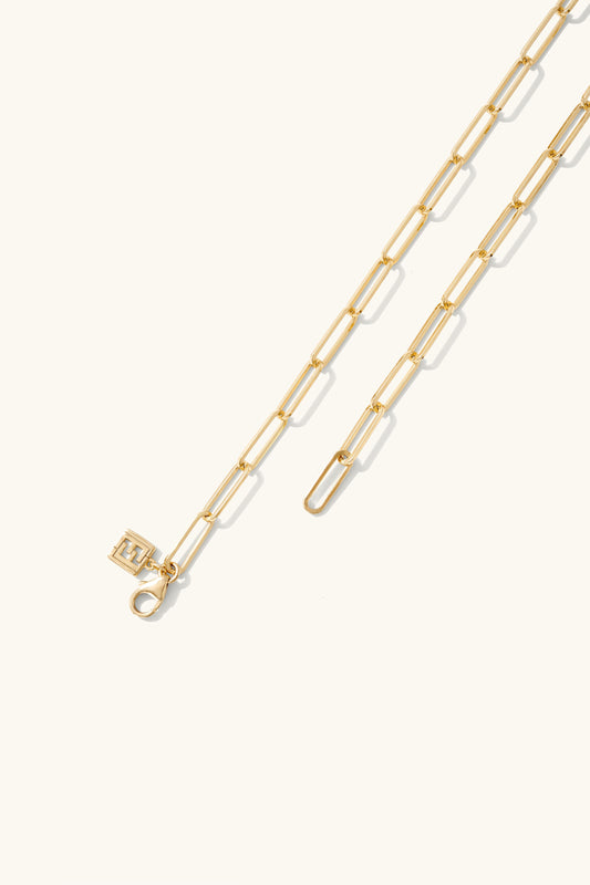 Extendable paperclip chain with L'ERA logo tag in gold vermeil. L'ERA Jewellery