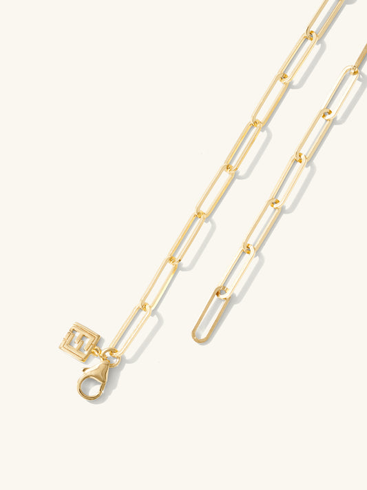Extendable paperclip bracelet with L'ERA logo tag in gold vermeil. L'ERA Jewellery
