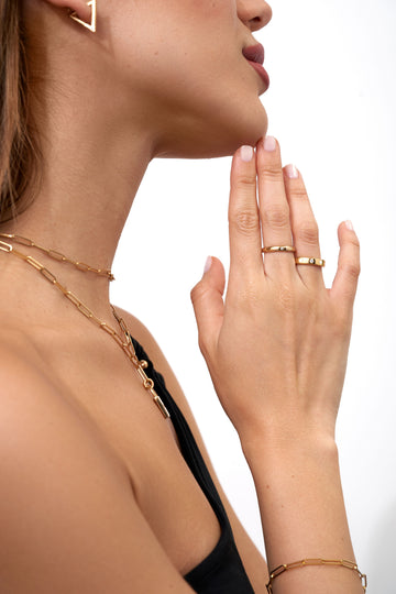 Woman wearing 14 ct gold vermeil jewellery set with lab-grown diamonds.
