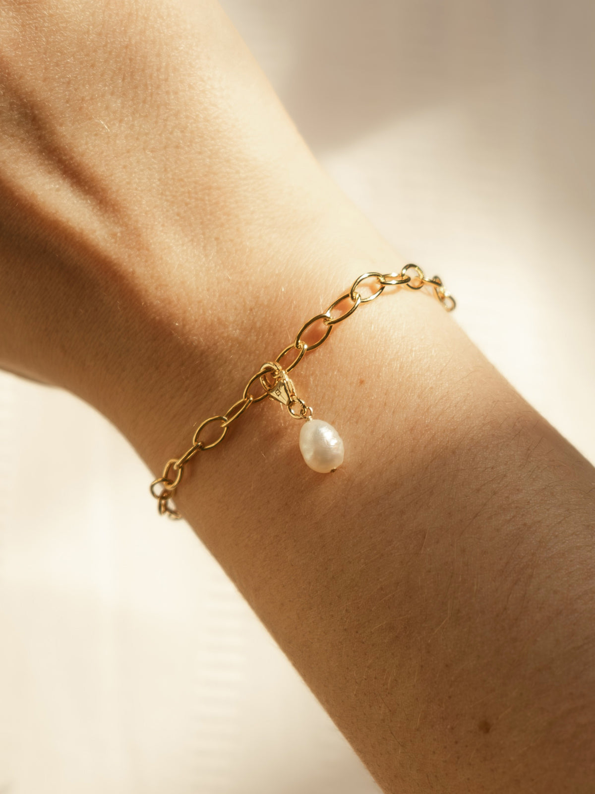Baroque pearl bracelet charm in gold vermeil