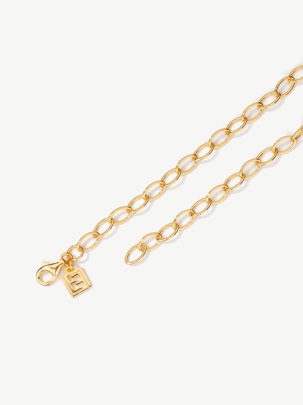 Storia oval link chain clasp shot in gold vermeil