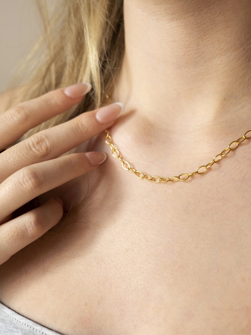storia oval link chain in gold vermeil on model
